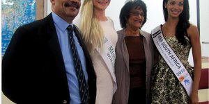 Vlnr is mnr Tommy Wilson, Prinsipaal: Gansbaai Academia, Mej Suid-Afrika Aarde, Ilze Saunders, me Julia Wilson en Mej Suid-Afrika, Liesl Laurie tydens Gansbaai Academia se Markdag.   